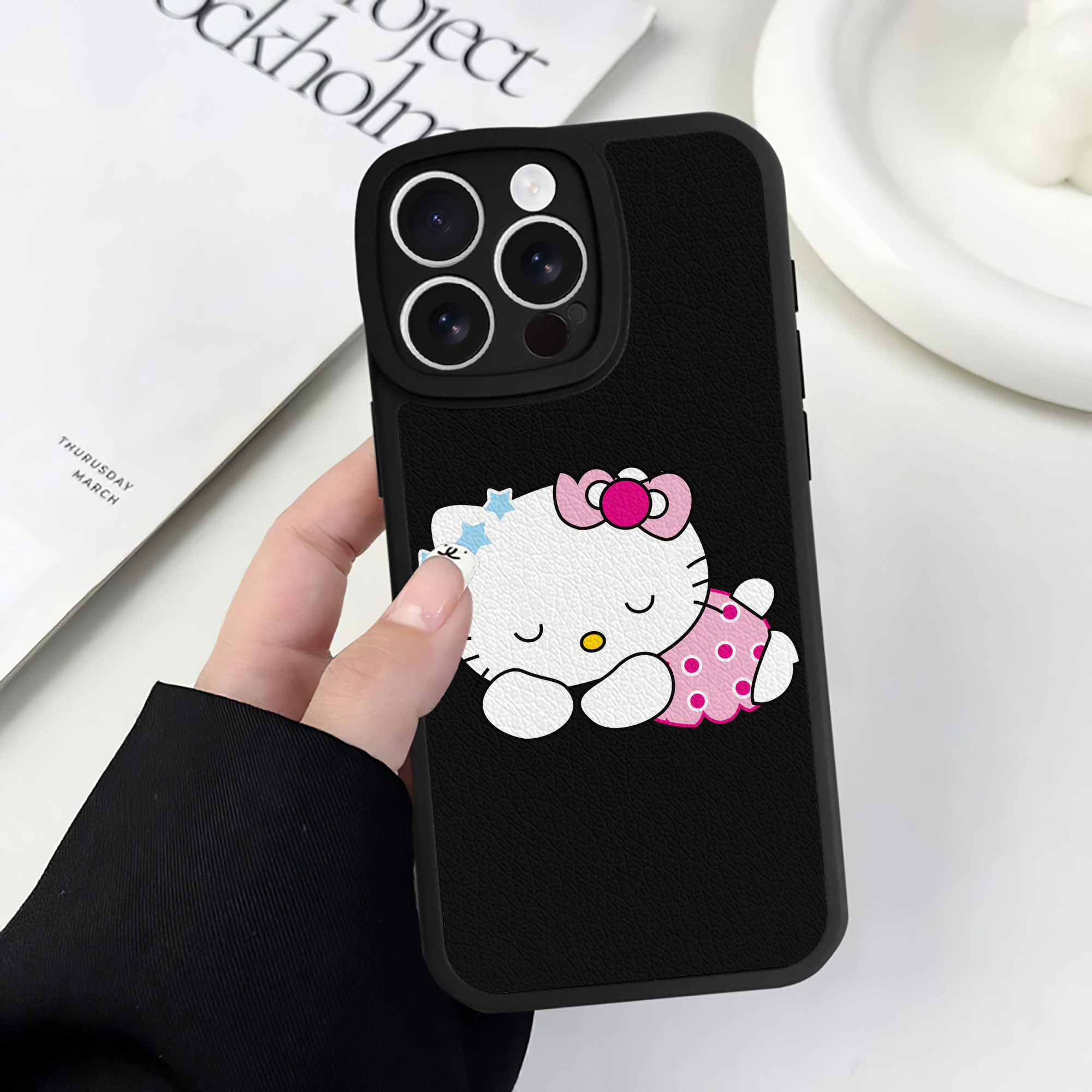 （画像用） Hello Kitty ハローキティ 【iPhone 16シリーズ対応】シリコンスマホケース（レザー調） 材質：シリコン